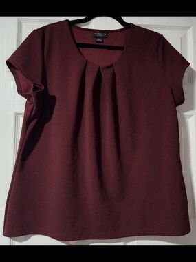 Liz Claiborne Maroon Pleated Round-Neck Short Sleeve Top